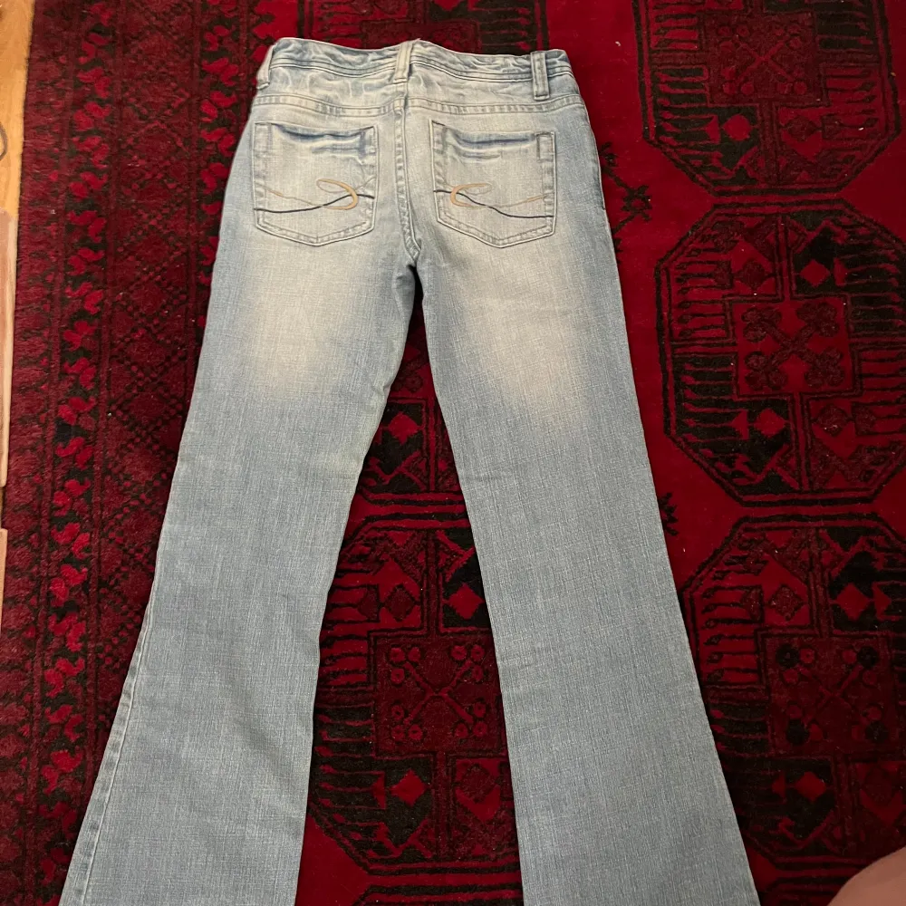 Jätte snygga lågmidjade, bootcut jeans från esprit 💕 de är lite korta på mig som är ca 170cm (har inga bilder med de på) midja 36 tvärs över innerbennslängden ca 76. Jeans & Byxor.