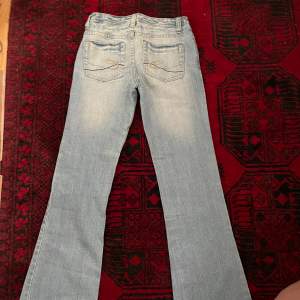 Jätte snygga lågmidjade, bootcut jeans från esprit 💕 de är lite korta på mig som är ca 170cm (har inga bilder med de på) midja 36 tvärs över innerbennslängden ca 76