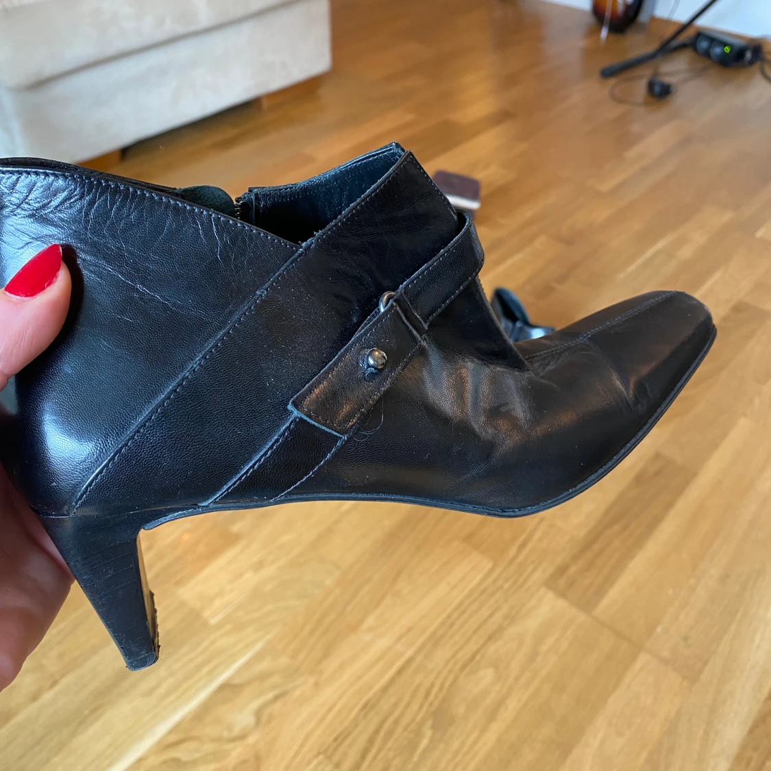 Svarta spetsiga klackar - 90