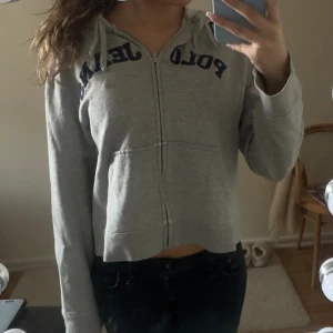 Polo hoodie - Säljer nu denna skitsnygga o sköna hoddie då den ej kmr till användning. Lite sliten men inga större deffekter