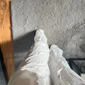 Linnebyxor  - Vita oanvända linnebyxor från Nelly i storlek 34. Är för långa på mig som är 160cm Kan gå ner i pris vid snabb affär 