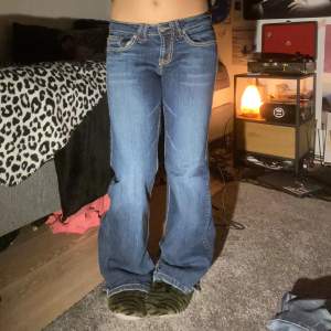 Lågmidjade bootcut jeans från hotkiss💝 Köpta på beyond retro🙏