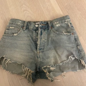 Säljer Zara shorts  - Zara shorts köpte under våren 2023. Storlek 32, jag är 163 och de fungerar bra i längden. 