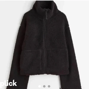 Teddy jacka  - Säljer denna teddyjackan från HM, köpt här på Plick men aldrig använd av mig Fint skick🙌