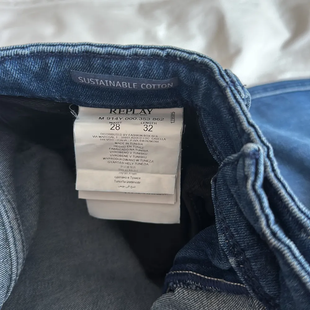 Tja, säljer ett par riktigt fräscha Replay jeans. Skicket är 8/10 använda ungefär 3-4 gånger. Hör av er vid minsta fundering. Mvh ES Resell. 💯💭💫. Jeans & Byxor.