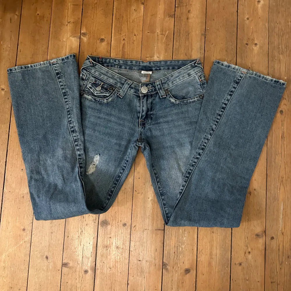 Jävligt snygga true religion jeans  Helt nya oanvända  Innerbenslängd 85 cm Midjemått rakt över 40cm Bootcut/flare . Jeans & Byxor.