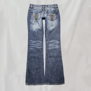 Lågmidjade jeans - Midja: 76 innerben 79 Lågmidjade jeans med detaljerade bakfickor. Storlek w27. Sitter ganska rakt i benen, kan eventuellt se lite mer bootcut ut på mig då de är för stora. Eventuellt ytterst smått nötta, men överlag mycket fint skick 🤍