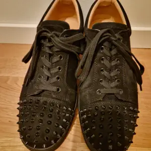 Riktigt fina Christian Louboutin skor i storlek 42. Endast använda 1 gång på brölopp.   Skorna ser helt nya ut och har inga deffekter. Mycket fin kvalitet, mocka läder.   Kan mötas upp i Stockholm. Annars frakt via Plick.