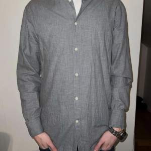 J.Lindeberg Skjorta Modell: Daniel CBU Soft Check Material: 100% Cotton/Bomull Storlek: S (Men passar M bäst)