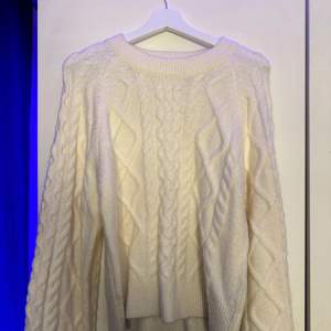 Never worn knitted sweater from Gina tricot! Super pretty 