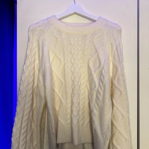 Knitted sweater  - Never worn knitted sweater from Gina tricot! Super pretty 