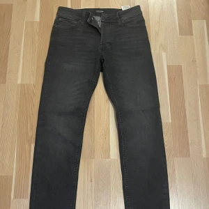 Jack & Jones Jeans - Säljs pga att de ej används. De har används mindre än 5 gånger och är i nyskick. Nypris är ca 800 kr.  Pris sänks vid snabb affär!👏🏼