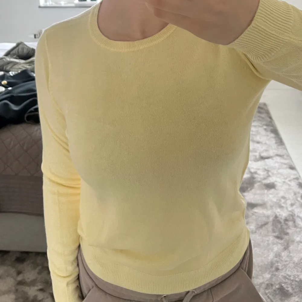 Långärmad gul tröja , köpt utomlands, aldrig använd🫶🩷. Tröjor & Koftor.