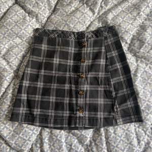 Säljer denna svartrutiga ”schoolgirl”-kjolen från H&M då den blivit för stor för mig! Den är i jeansliknande tyg men lite tunnare och mjukare. Knappen högst upp har ramlat av, men det finns en extraknapp med. 