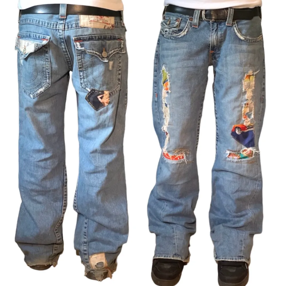 Äkta True religion joey jeans i storlek W33/L33. Har ditsydda patches och distressing samt är väldigt slitna vid hälarna. Jag på bilden är 180 cm. Mått: ytterbenslängd - 106 cm, midjemått - 46 cm, benöppning - 28 cm. Skriv för fler bilder och frågor!. Jeans & Byxor.