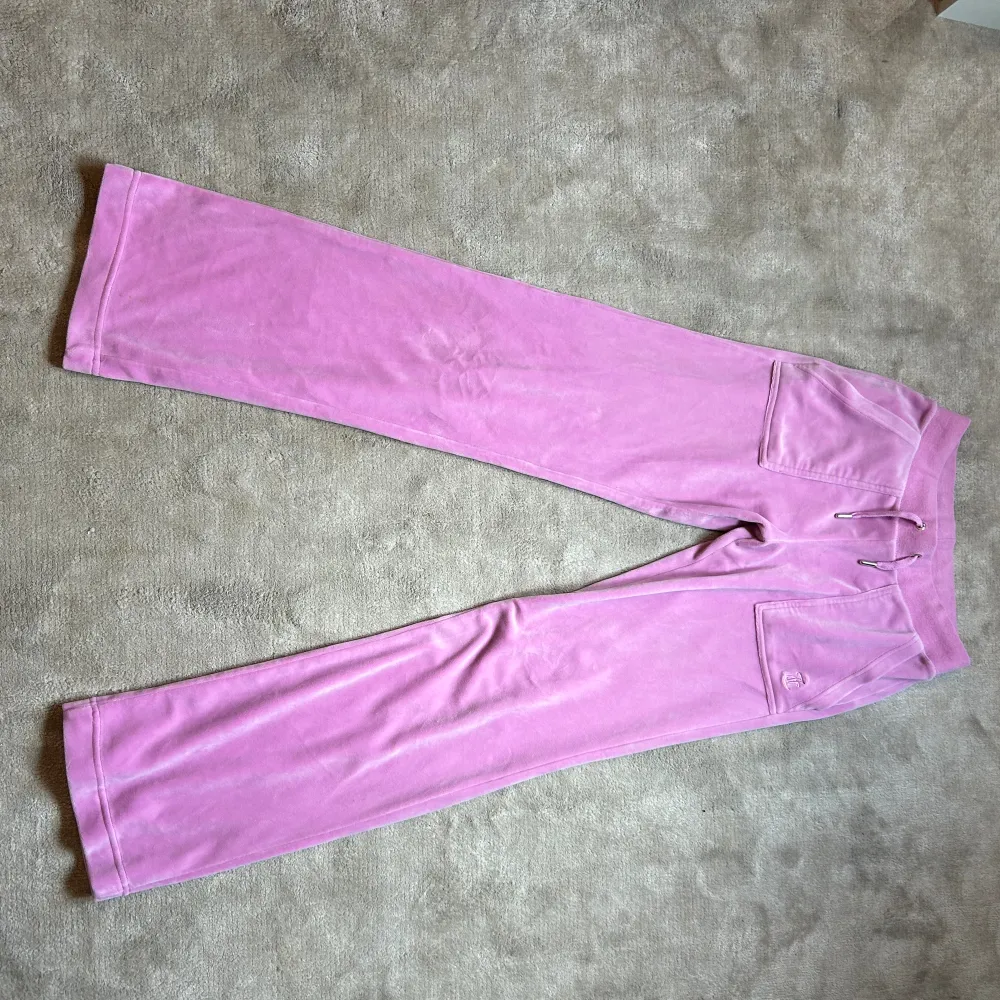 Säljer mina i princip oanvända populära rosa juicy byxor. Det finns inga defekter och de är sparsamt använda. Orginalpris: 1200 kr. Skriv privat om du har frågor! Tryck gärna på köp nu🙏💕. Jeans & Byxor.