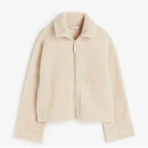 Teddyjacka  - Säljer denna teddyjackan/fleecen då den var för liten för mig, köptes här på Plick för någon dag sedan. Jättefint skick! 