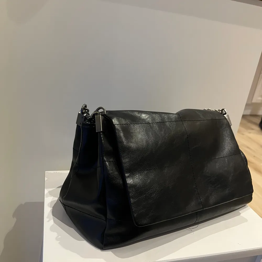 Säljer denna populära väska från Zara då den sällan kommer till användning! Väskan är i nyskick och rymmer verkligen allt samtidigt som den är smidig att ta med sig💕. Accessoarer.