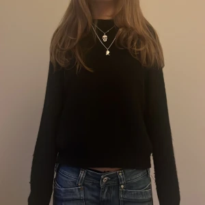 Stickad tröja - Super härlig svart stickad tröja från Zara. Är varm och skön passar perfekt till vilka jeans som helst. Skriv ifallnintresserad 🥰