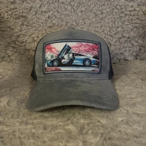 Velvet keps - Tjenare säljer nu min velvet keps från perik eftersom att jac råkade beställa två och för att dom sålde slut på 8 min och det är limited supply (det gjordes bara 500st) den jag säljer ligger kvar i kartongen.