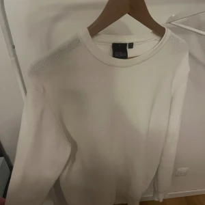 Oscar Jacobson crewneck - Köpt för 1599kr på hede fashion outlet! Storlek M men passar även storlek L! Model på bild är 193cm och 83kg! Hör av er om ni har frågor!
