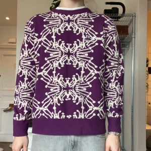 STINGWATER Stickad tröja - Fin stickad tröja från STINGWATER Köpt på Ettresex  Storlek L Jag är 187 cm lång