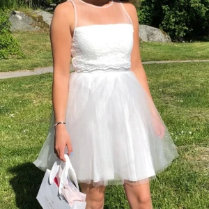 Student klänning - En jättefin student klänning eller till en skolavslutning om man vill det. Den är använd en gång till en skolavslutning så den är i fint skick. 