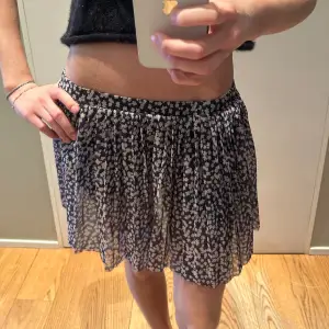 Säljer denna super söta mini kjol som tidigare var en långkjol som jag har klippt💯 En av mina favoriter men säljer då jag måste rensa min garderob😫