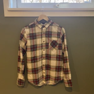 Rutig flanellskjorta  -  Stor i storleken, passar S.