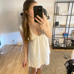Vit klänning  - SUPER söt o fin klänning perfekt nu till sommaren 😍 säljer då den är i passformen ”petit” vilket gör att den är för kort för mig som är 171. Men annars helt drömmig🩷☀️