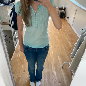 Ljusblå blus - Jättefin blus från från hm för väldigt länge sen men fortfarande i fint skick! Säljer den den inte kommer till användning, använd gärna ”köp nu”💓💓💓 OBS liten fläck som kanske går att få bort (sista bilden) men det syns inte alls vid användning💗