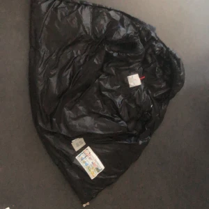 Moncler väst (scanner funkar - Moncler väst med luva och scanner
