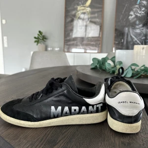 Isabel Marant sneakers - snygga sneakers från Isabel Marant! Säljer då dom tyvärr inte kommer till användning längre. Köpte för nått år sedan för 3599kr. Skorna är i storlek 41 men jag har vanligtvis 40 och dom passar super bra💕priset går att diskutera🤗box & påse medföljer☀️