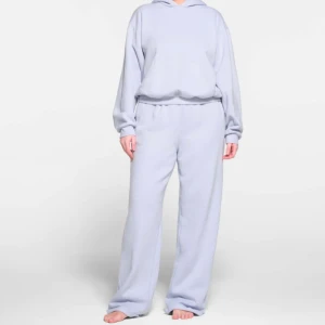 SKIMS MJUKISSETT OANVÄNT - Hoodie + byxor. Beställt från skims, passar ej därav säljer jag. Helt oanvänt. Kan mötas upp/ frakta. 4xl. Färg: periwinkle. Ej mina bilder. Säljer i rosa med 