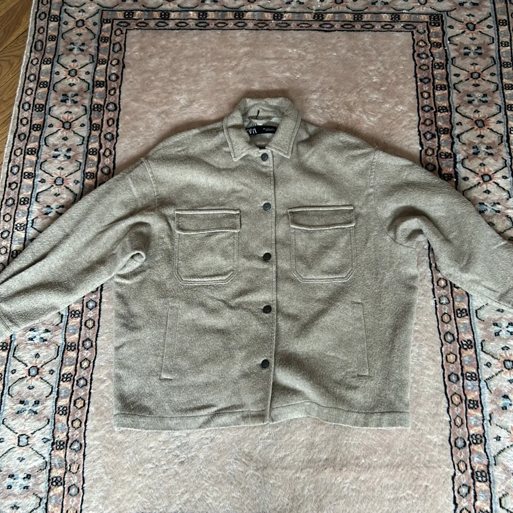 Overshirt från Zara, den är i storlek L så den är oversized. . Jackor.