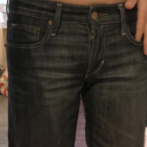 Lågmidjde jeans  - Lågmidjade jeans som tyvärr är för små på mig. De är så fina vill nästan inte sälja. De är lågmidjade och bootcut/wide. De är super fina💗storlek w27