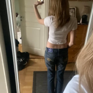 Sjukt snygga Victoria Beckham Jens😍 - Victoria Beckham Jeans💕 Dom är i storlek 38 men är tyvärr för stora för mig, Sanna till sin storlek. Dom är lite baggy men sitter ändå bra🥰 Skriv för mer frågor gärna! Eller använd Köp nu!  900 men vid snabb affär 850!💕