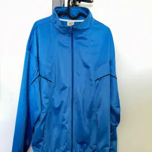 blå trackjacket i adidas stuk men inte från adidas! storlek XXL :)