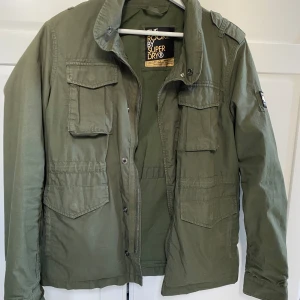 Superdry  - Jätte fin superdry jacka som passar perfekt till våren/sommaren 💐🫶 NYPRIS: 1200
