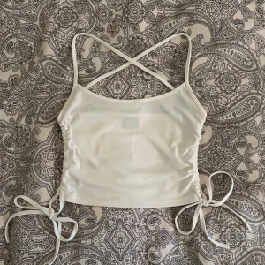 Topp GinaTricot - Super gullig topp från GinaTricot, perfekt till sommaren. Säljer då den är för liten för mig. 