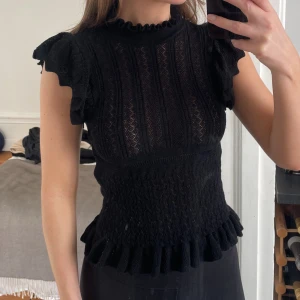 Stickad topp Zara - Svart stickad topp från Zara i storlek S.