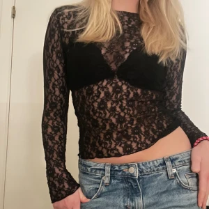 Svart spets tröja💓 - Snygg festtopp som bara är använd 2 gånger. Storlek är s men skulle kunna passa xs också