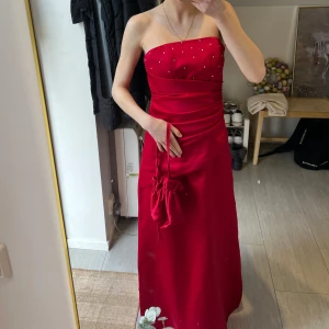 Balklänning - Säljer denna söta balklänning inklusive en liten väska ☺️ Passar S och jag är 167 cm lång! ❤️Mycket fint skick! Vid fler frågor - Hör av dig! 