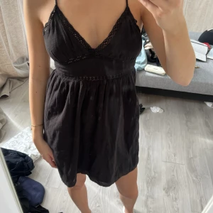 Zara klänning - Super söt sommar klänning från zara som är sparsamt använder och jätte bra skick. Köpt förra sommaren💞