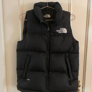 The North face väst - Säljer min North face väst då den inte kommer till användning. Köpte den för 2500kr.