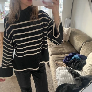 Randig stickat teöja - Randig stickat tröja perfekt till våren, med fina vidare armar och slit vid midjan på båda sidorna💖 knappt använd!