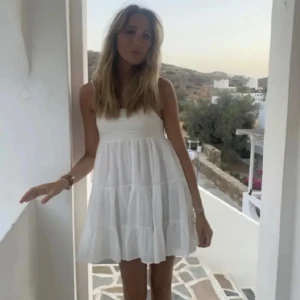 Klänning - Säljer jättefin klänning till ex studenten eller sommaren.  Oanvänd + prislapp på 