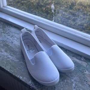 Vita skor  - Oanvända vita skor från Din sko, aldrig använda och lappar osv sitter kvar. 