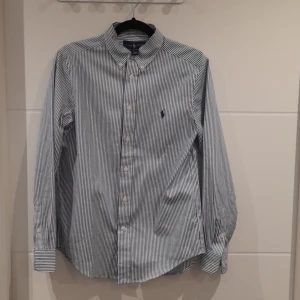 Ralph lauren skjorta - Hsr inte varit använd 1 gång, den var för liten och sen har jsg glömt den,har hängt fint i min garderob,den e som ny, pris kan diskuteras 