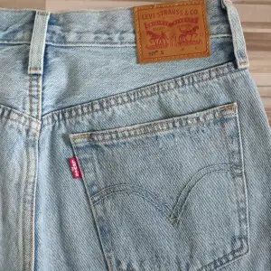 Levi's jeans i storlek S  W28 L30   Modell: 501 Kan förmodligen tänka mig att sänka priset 💕 Ifall du köper bundles hos mig så kan du få rabatt! 